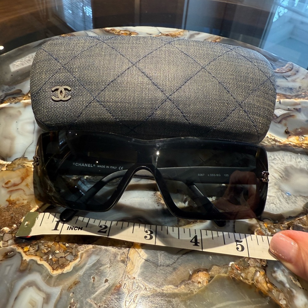 CHANEL Black Sunglasses with Quilted Case - Picture 4 of 14
